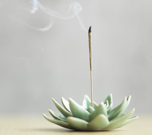 Hướng dẫn thắp hương đúng cách – Ý nghĩa của việc thắp hương